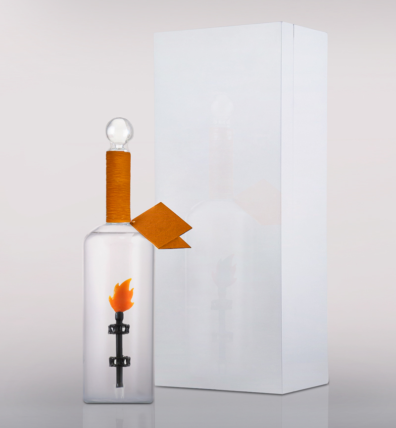 Газовый факел внутри бутылки с водкой