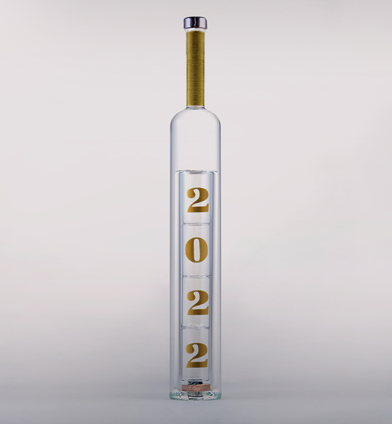 Бутылка с рюмками 2022 внутри с водкой (гравировка золото)