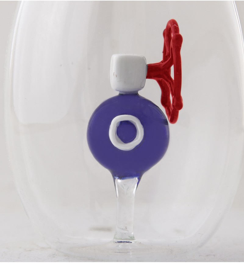 Нефтегазовый вентиль внутри бутылки с водкой