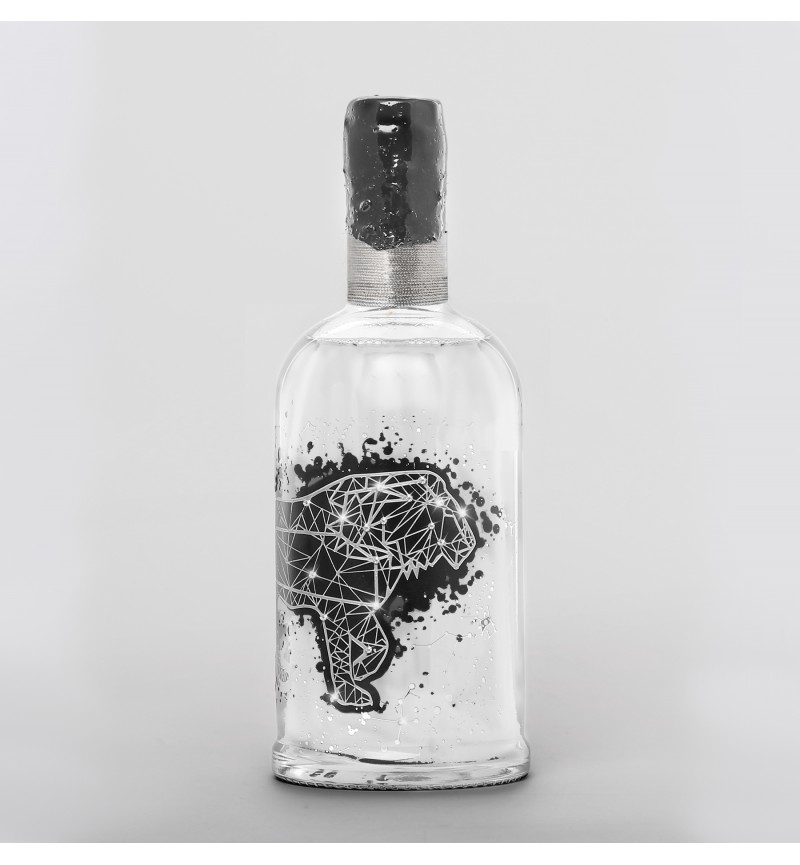 Инкрустированная бутылка «Лев» с водкой