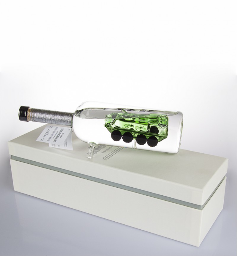 Бронетранспортер (БТР) зеленый внутри бутылки с водкой