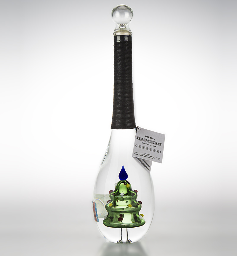 Елка новогодняя с синим наконечником внутри бутылки с водкой