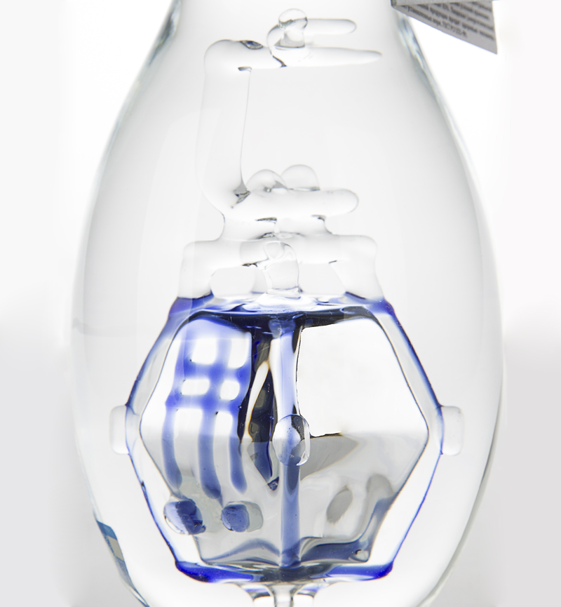 Подъемник-фуникулер внутри бутылки с водкой