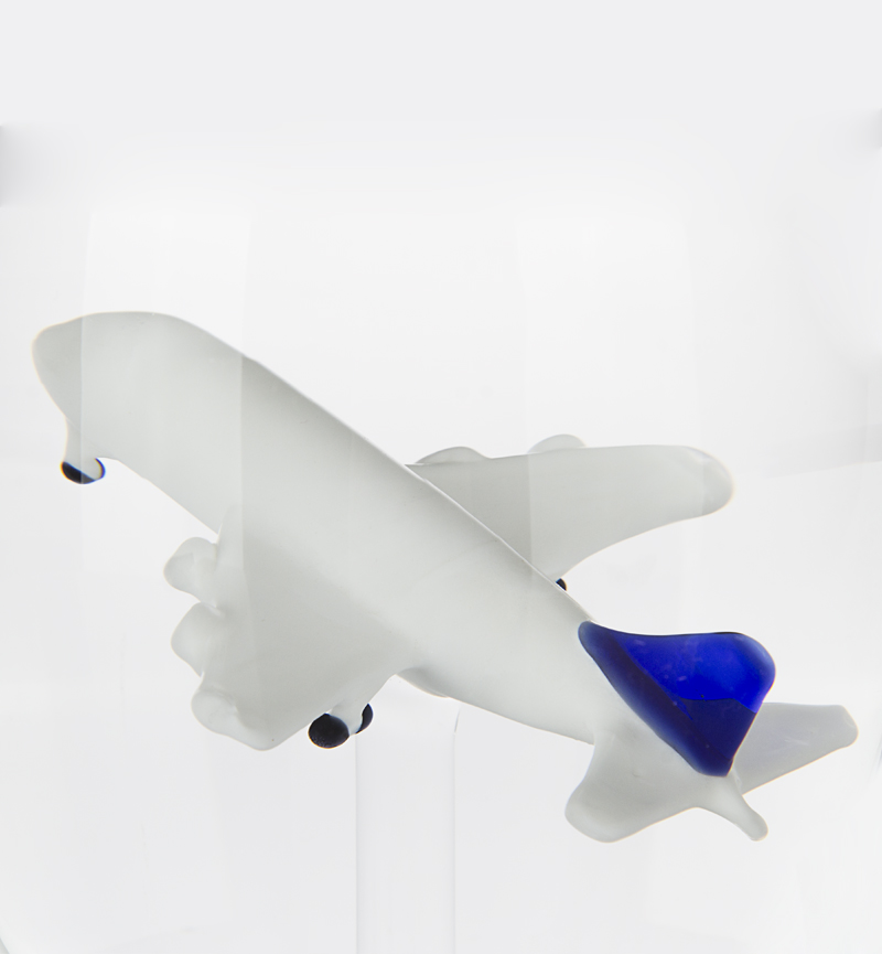 Пассажирский самолет с синим хвостом внутри с водкой