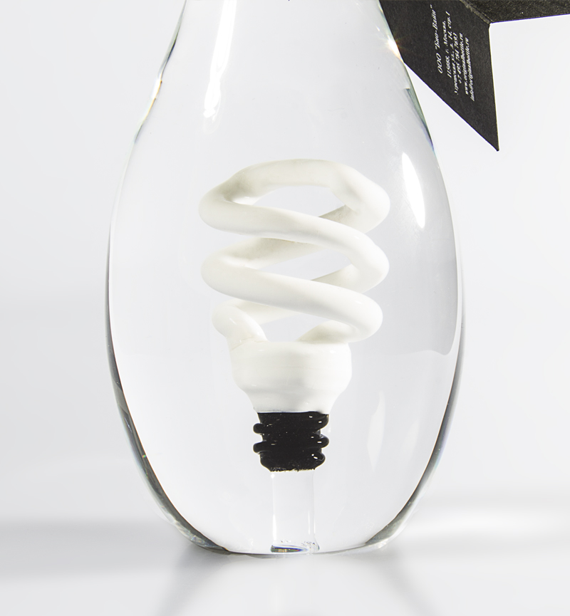 Энергосберегающая лампочка внутри бутылки с водкой