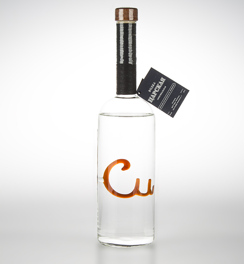 Химический элемент Cu внутри бутылки с водкой