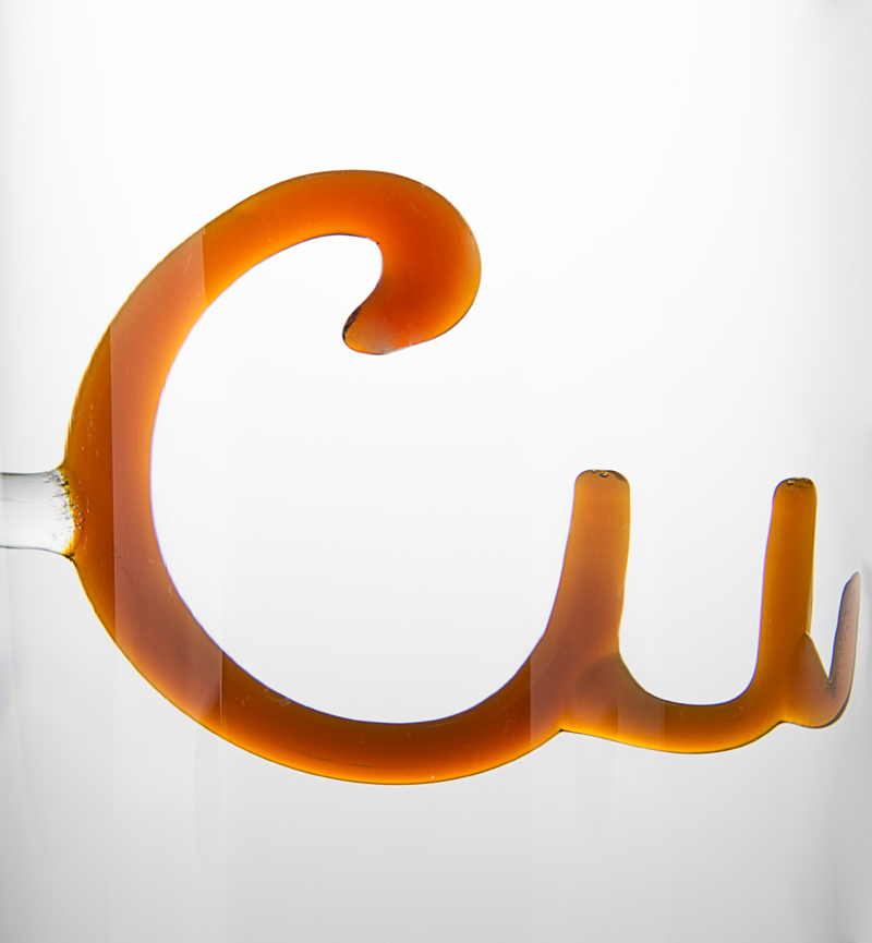 Химический элемент Cu (купрум) внутри бутылки с водкой