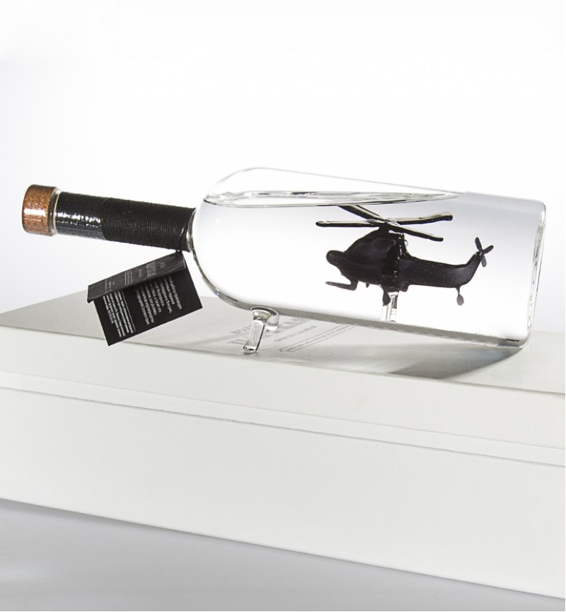 Вертолет МИ-28 внутри бутылки черный с водкой