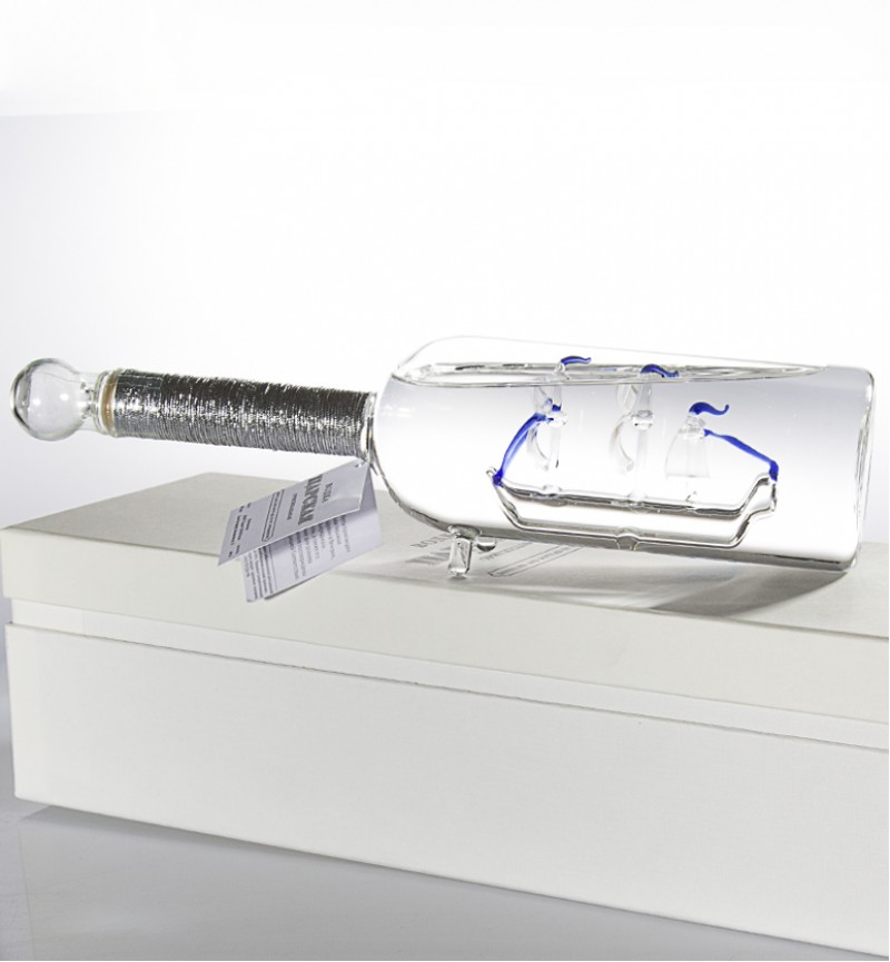 Парусник внутри бутылки с водкой