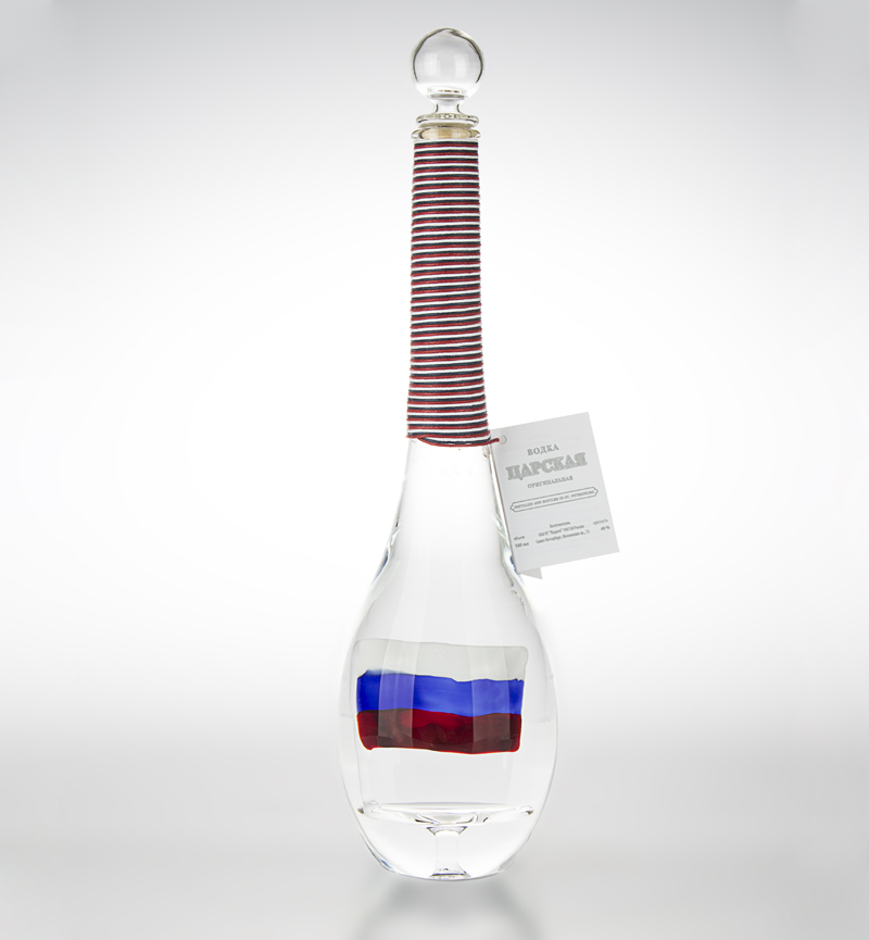 Флаг России внутри бутылки с водкой