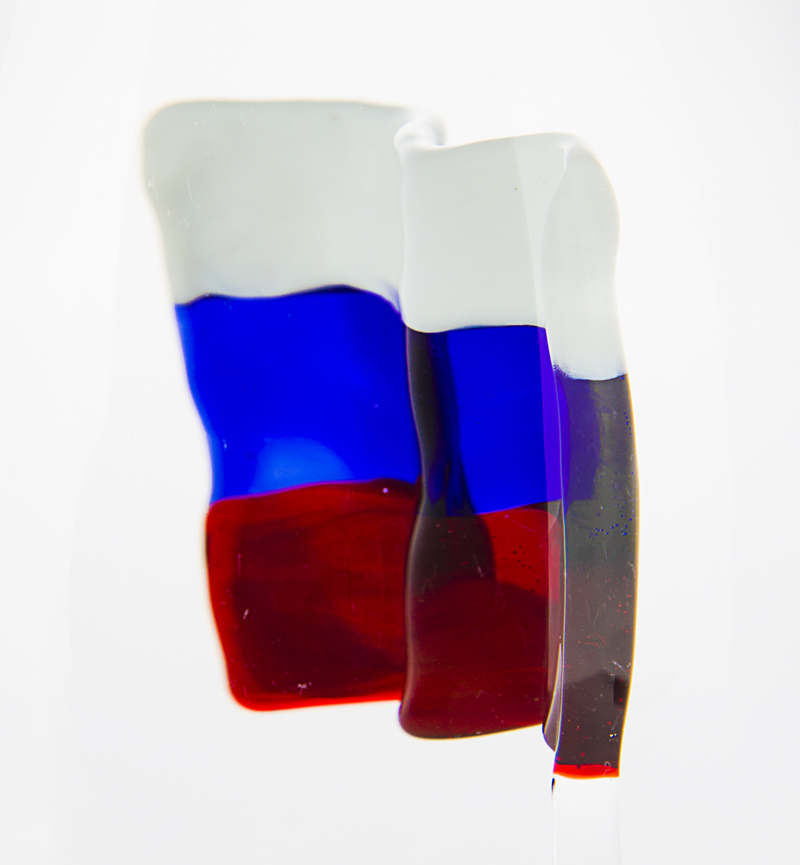 Флаг России внутри бутылки с водкой