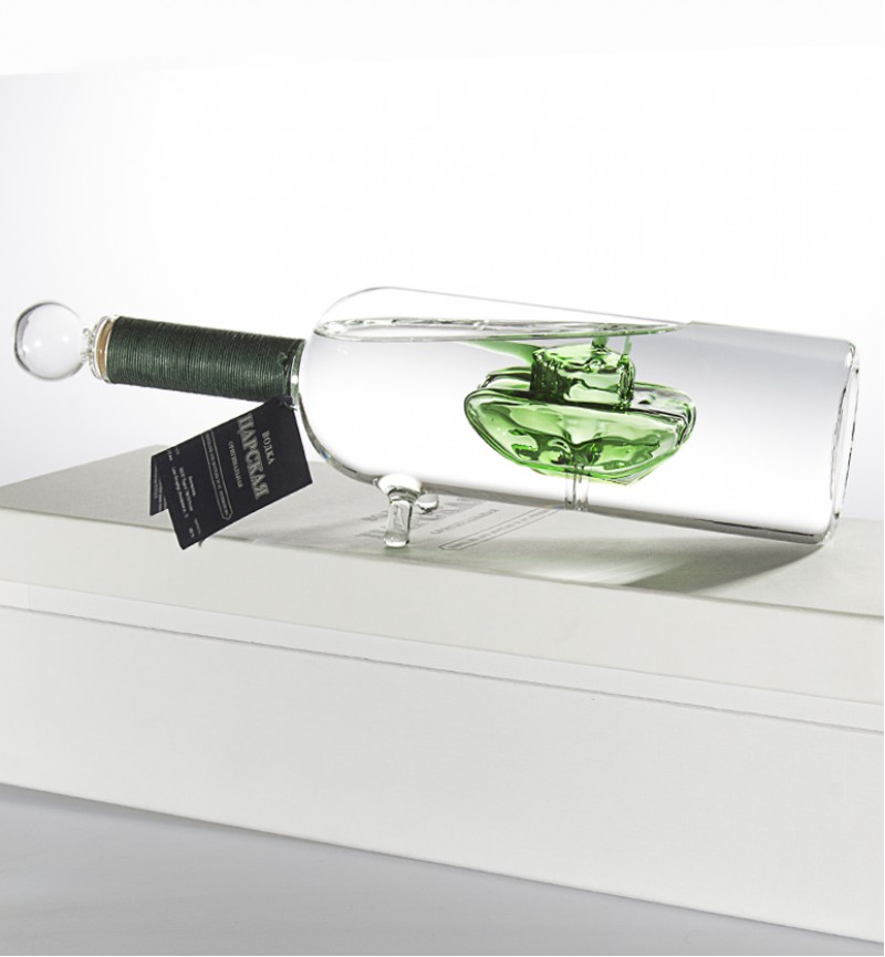Танк зеленый внутри бутылки с водкой