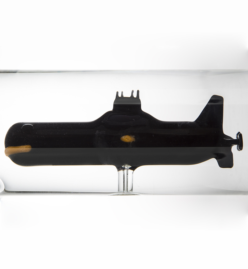 Подводная лодка "Акула" внутри бутылки с водкой