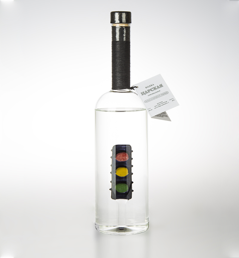 Светофор внутри бутылки с водкой