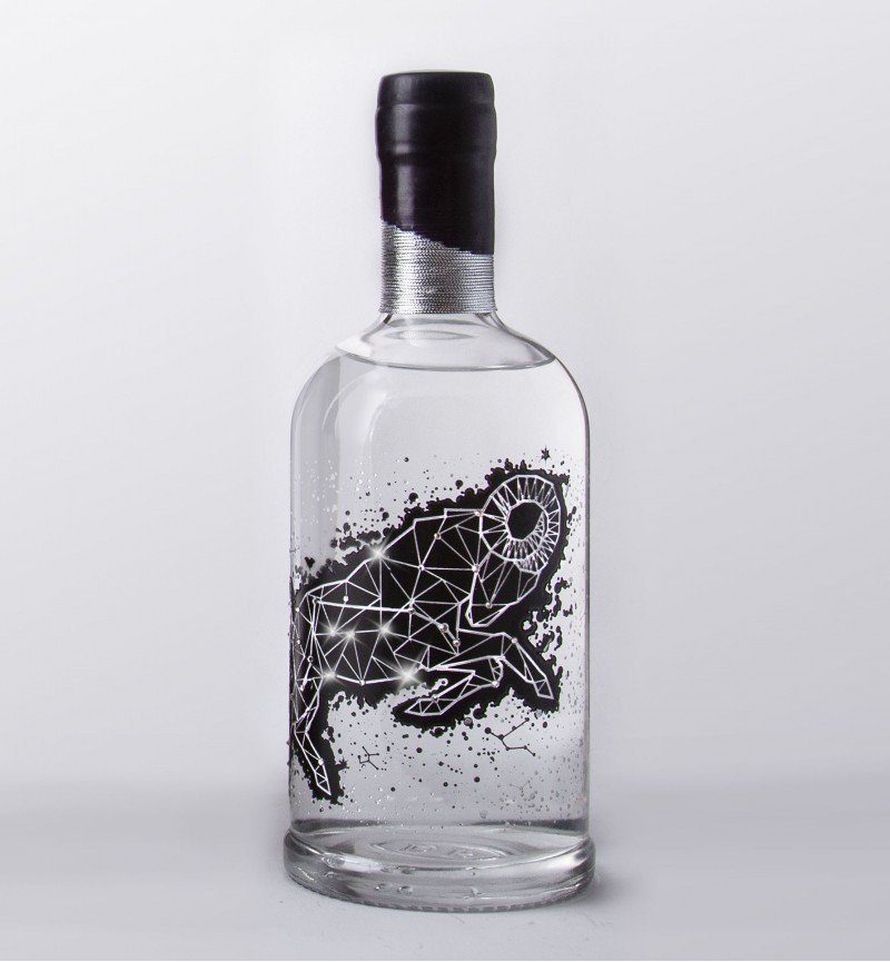 Инкрустированная бутылка «Овен» с водкой